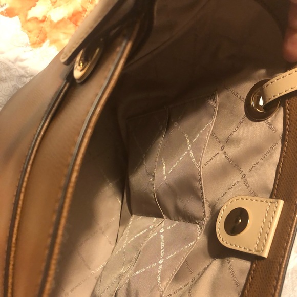 NWT Michael Kors Jet Set Tote - Picture 13 of 16